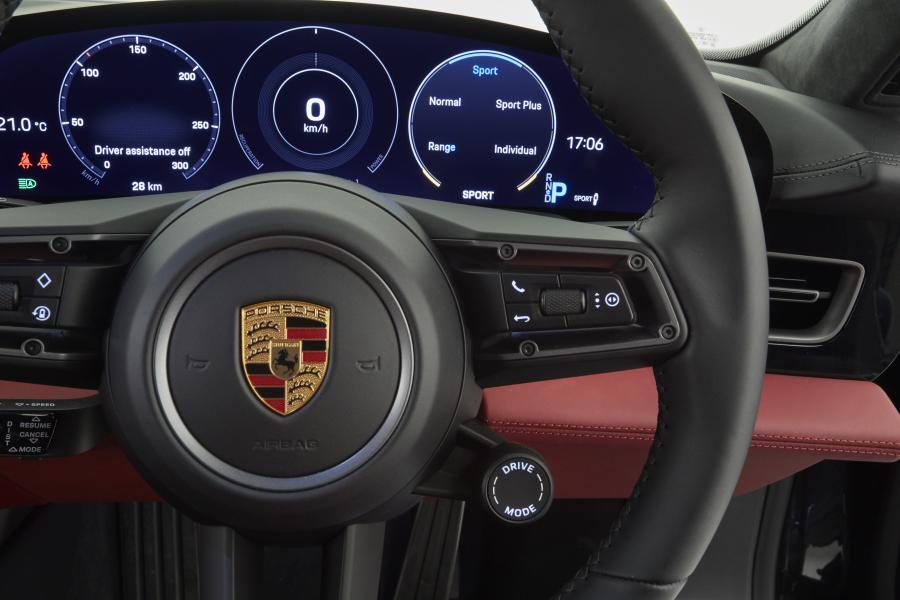 Панель приборов Porsche Taycan Turbo S 2020 года  (AU) (фото 27 из 30)